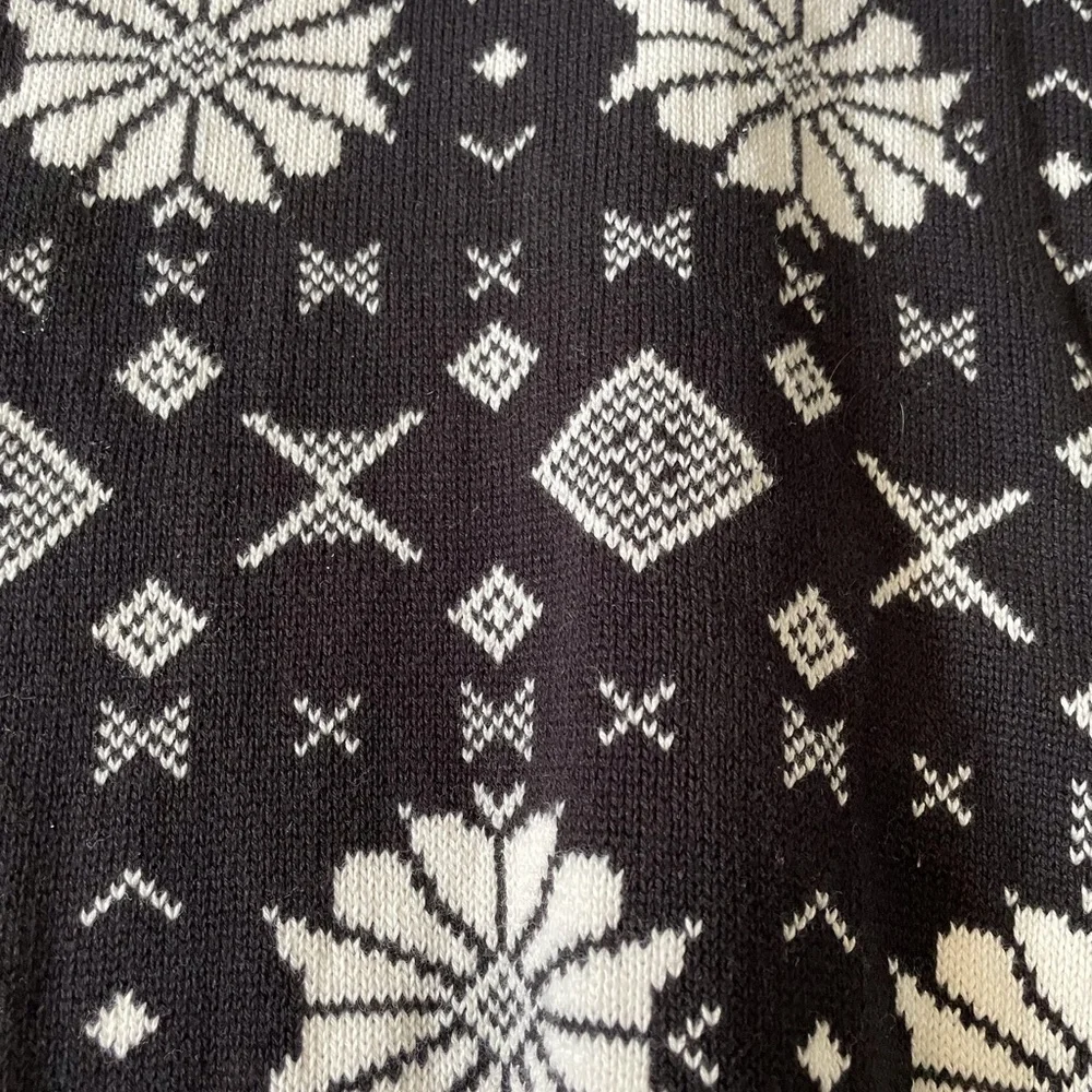 Old Navy Black & White nordic hooded knit poncho in size M